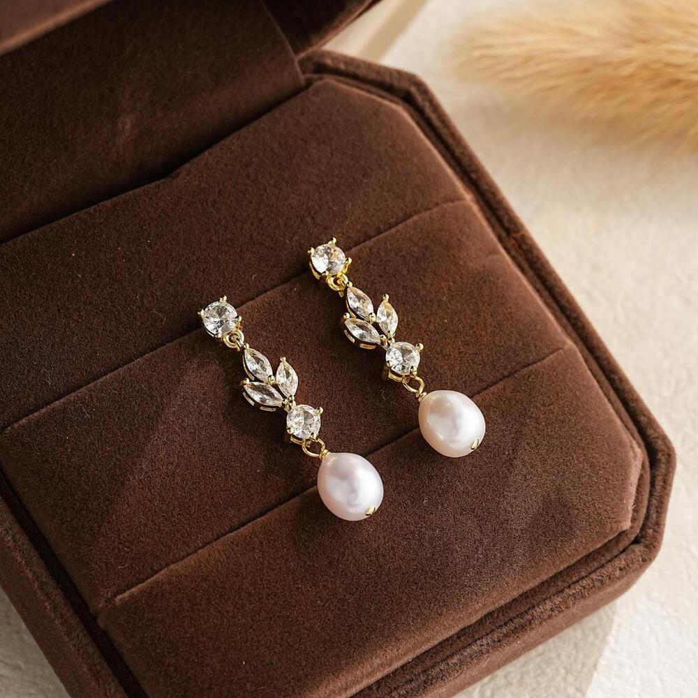 Elegant Pearl Drop Earrings – Gold Tone ✨